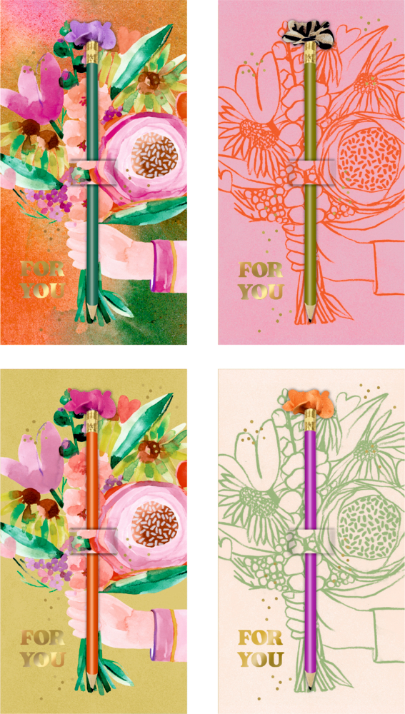Vier bunt gestaltete Bleistifte mit Stoffblumenaufsatz vor floralen Karten mit goldener Aufschrift „FOR YOU“.
