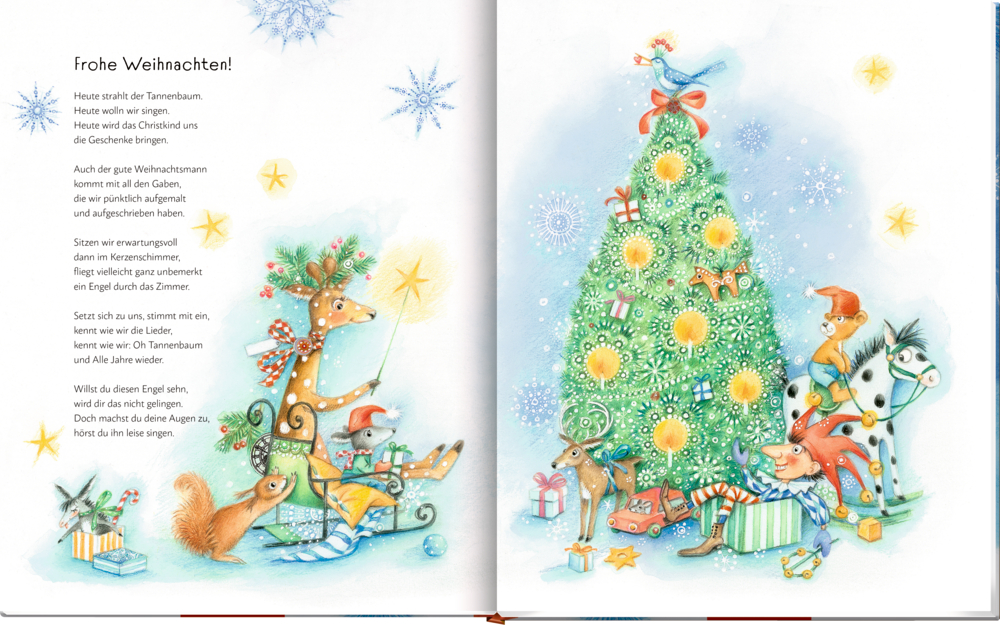 Weihnachtlich geschmückter Tannenbaum mit Tieren, Geschenken und Figuren in bunter Winterlandschaft.