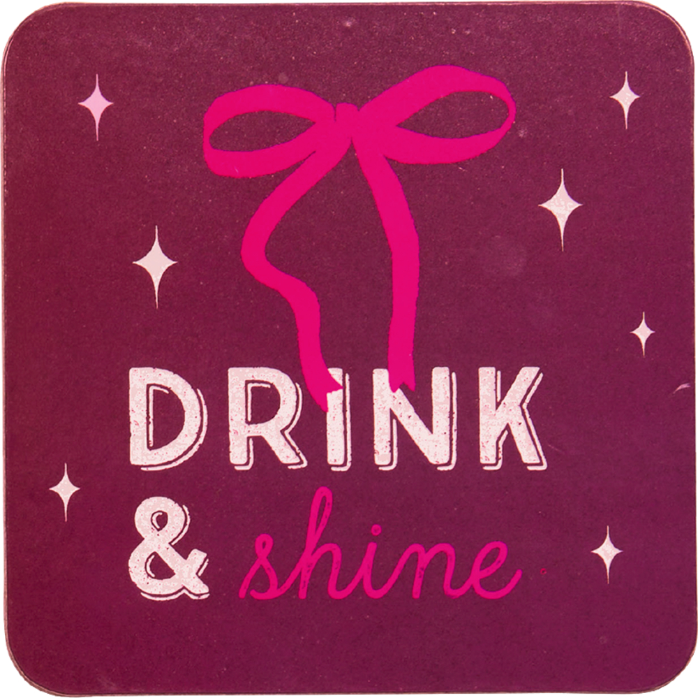 Quadratischer Untersetzer in Weinrot mit pinker Schleife, rosa Sternsymbolen und dem Text „DRINK & shine“.