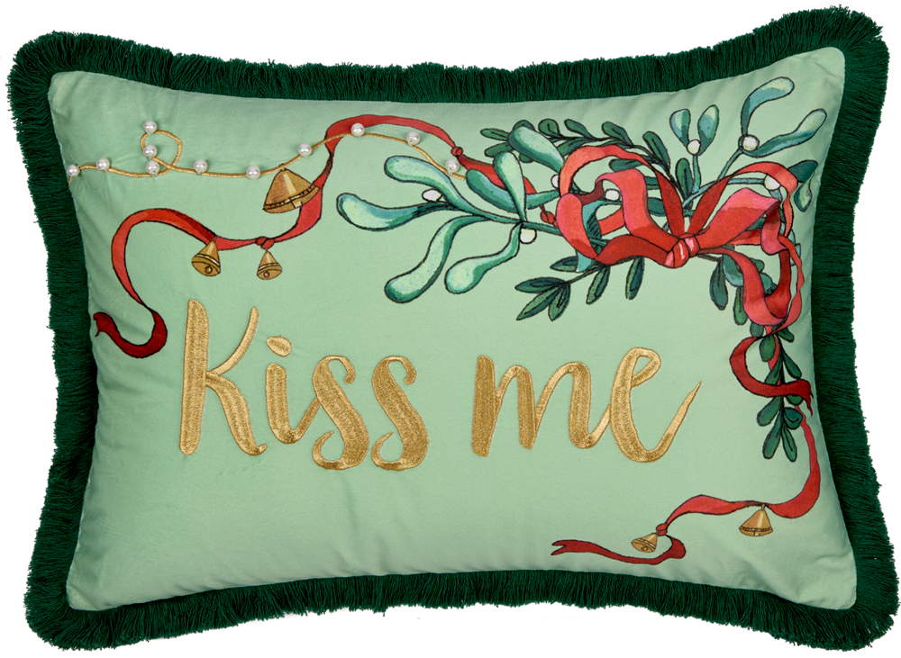 Grünes Kissen mit dunkelgrüner Fransenborte am Rand, Mistelzweig und roter Schleife, goldener Stickerei „Kiss me“.