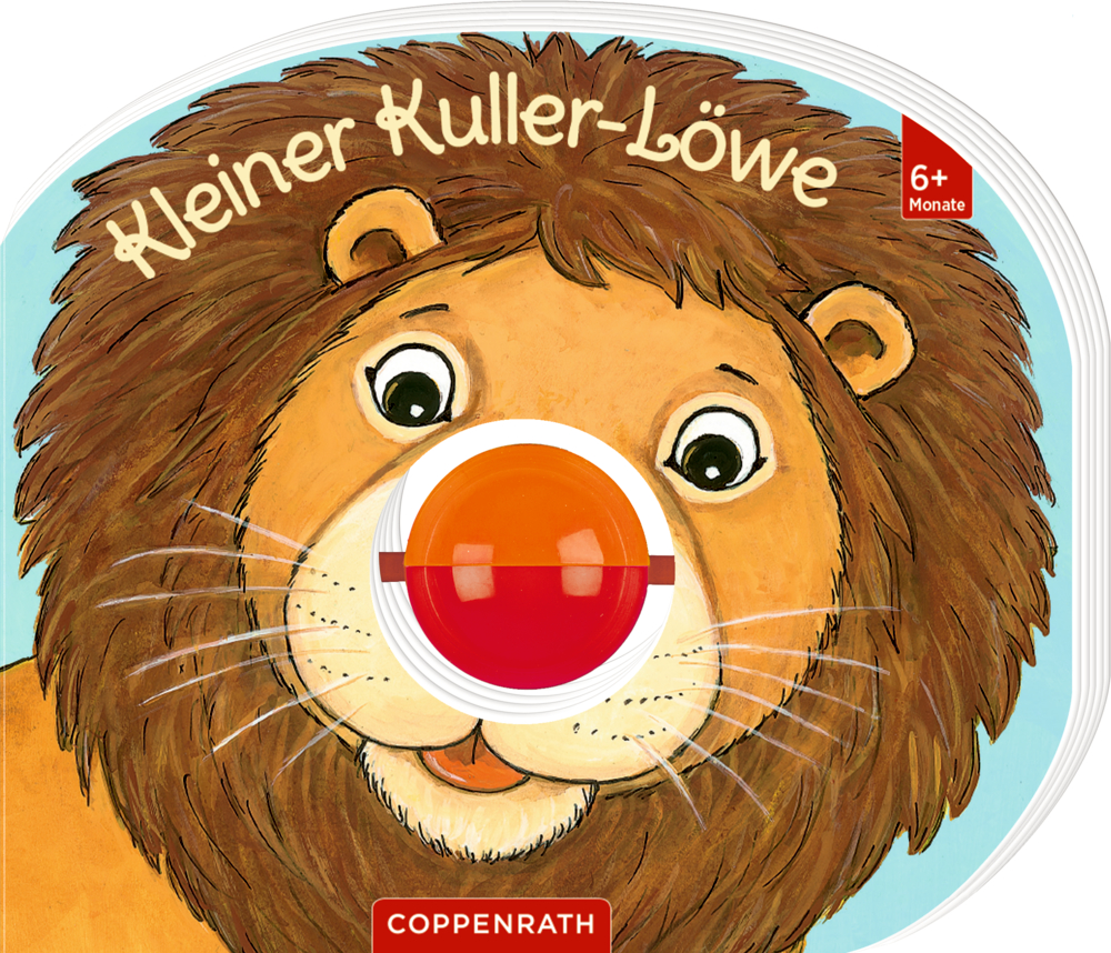 Ein Löwe lächelt, hat eine große rote Plastiknase. Über dem Löwen steht Kleiner Kuller-Löwe.
