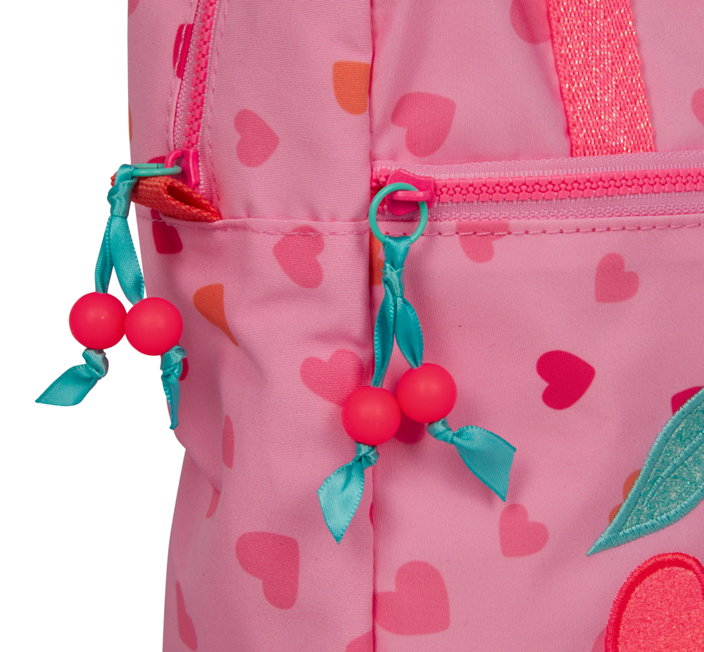 Nahaufnahme eines pinkfarbenen Rucksacks mit Herzmustern und türkisfarbenen Reißverschluss-Ziehern mit roten Perlen.