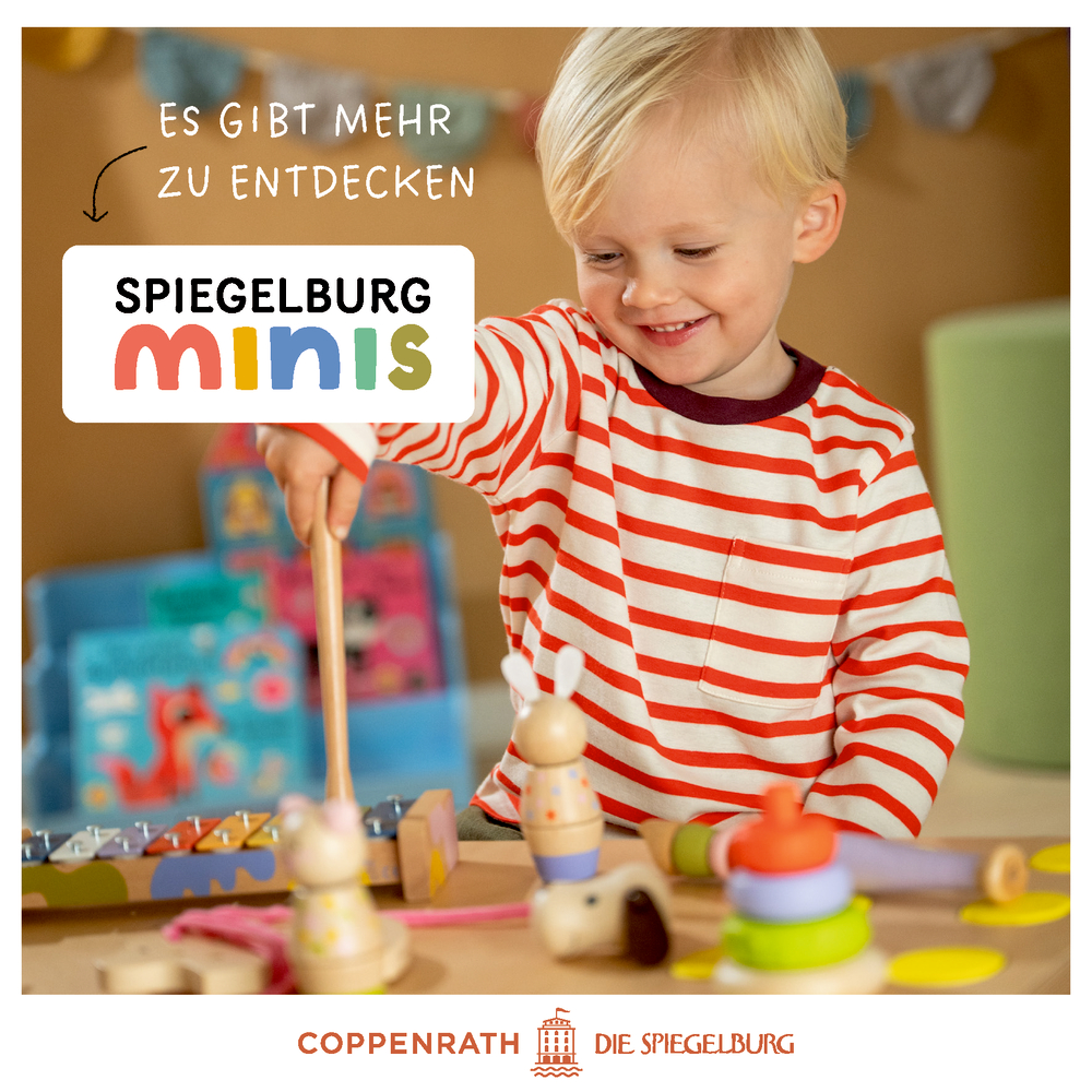 Kind mit rot-weiß gestreiftem Shirt spielt an einem Tisch mit buntem Holzspielzeug und Stapelringen.