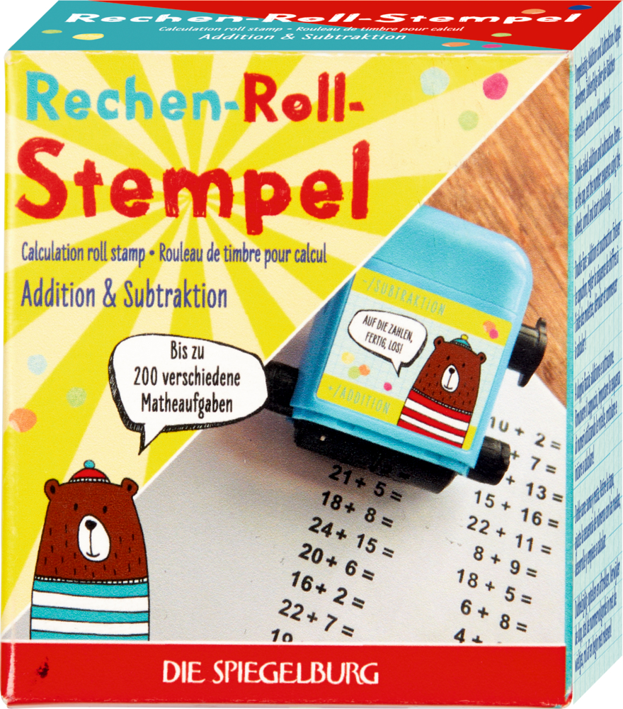 Schachtel mit Bärenillustration und einem Foto, wie mit einem Stempel Matheaufgaben auf ein Blatt Papier gestempelt werden.