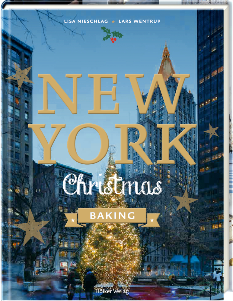 Ein Weihnachtsbaum leuchtet auf einem New Yorker Platz, eingerahmt von hohen Gebäuden und dem Abendhimmel.