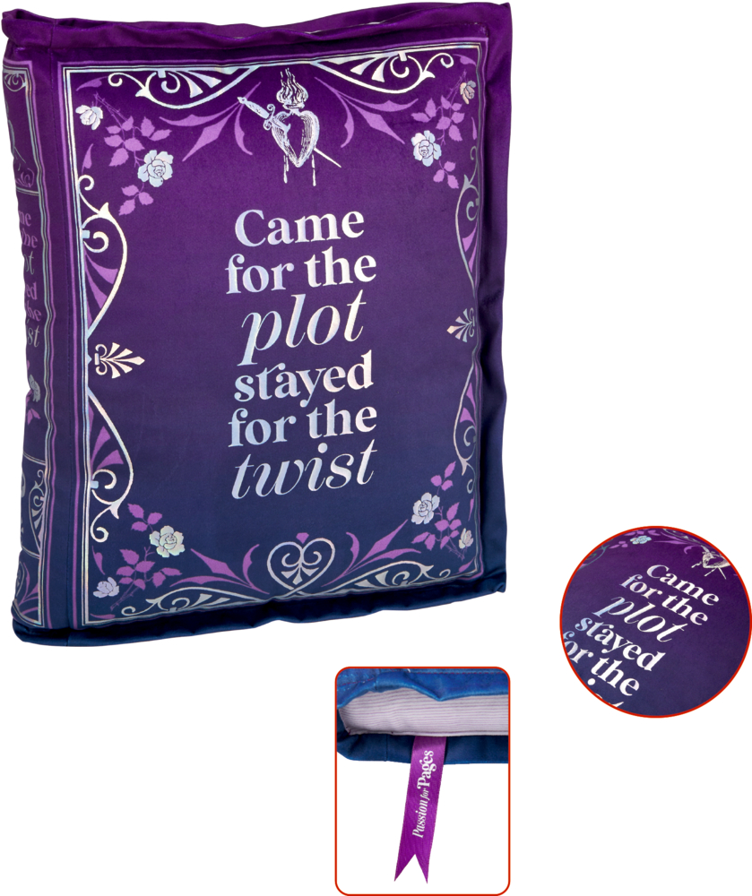 Lila Kissen in Buchform mit floralem Muster, schimmernder Aufdruck englischer Text "Came for the plot stayed for the twist", und angenähtem violettem Etikett mit weißer Schrift als Kapitalband angedeutet.