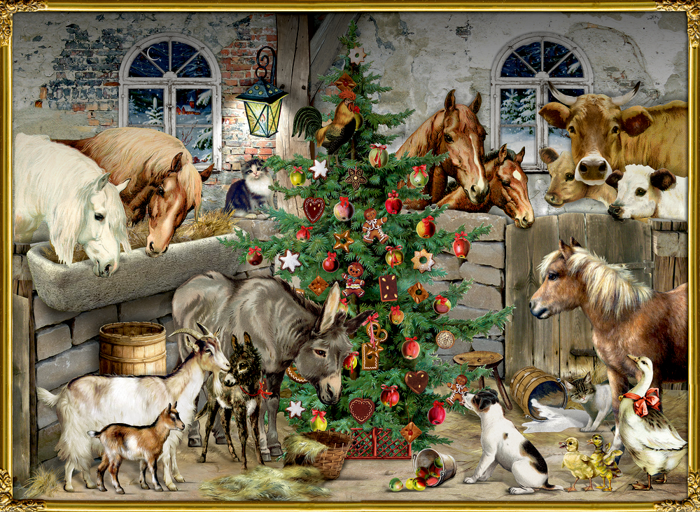 Farmtiere versammeln sich um einen geschmückten Weihnachtsbaum im Stall, draußen liegt Schnee.