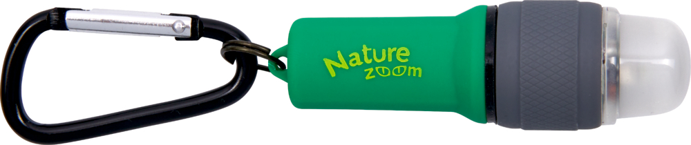 Kleine grüne Taschenlampe mit grauer Kappe und schwarzem Karabinerhaken, Aufdruck „Nature Zoom“ in Hellgrün.