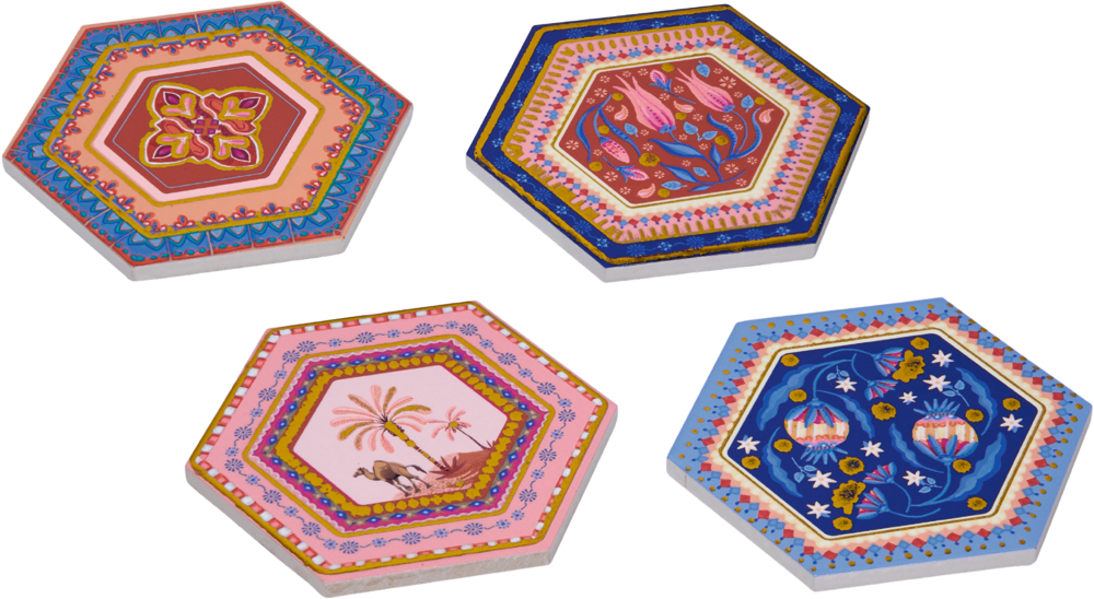 Vier sechseckige Untersetzer mit farbenfrohen, orientalisch inspirierten Mustern und Motiven in Rosa, Blau, Rot und Gelb.