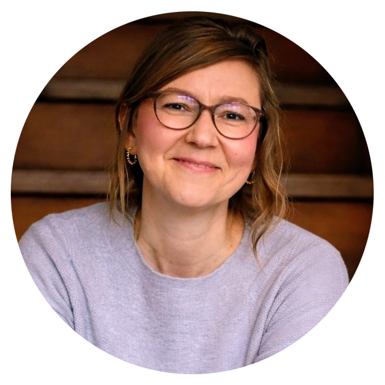 Büste einer lädchelnden Frau mit Brille in einem Kreis
