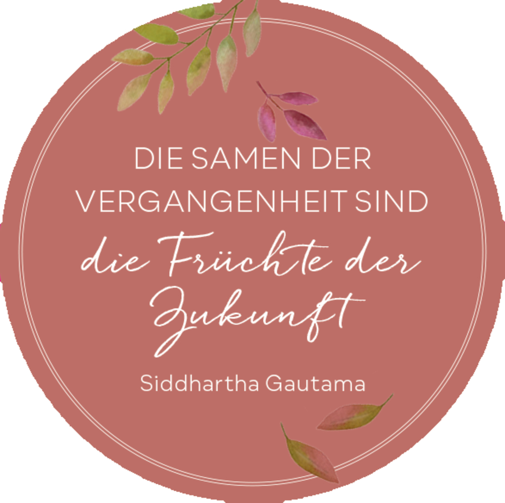 Runde Grafik in Rosa mit Blättern und dem Zitat „Die Samen der Vergangenheit sind die Früchte der Zukunft – Siddhartha Gautama“.
