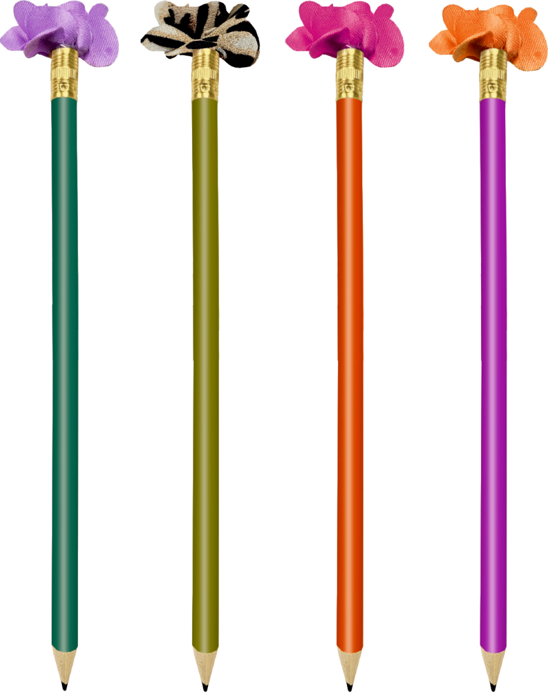 Vier Bleistifte in Grün, Oliv, Orange und Pink mit dekorativen Stoffblüten am oberen Ende.