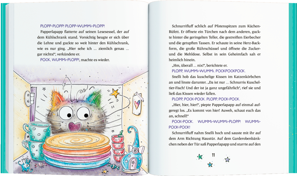 Eine bunte, pelzige Katze mit großen Augen sitzt neben einem Stapel Teller in einer hellen Küche.