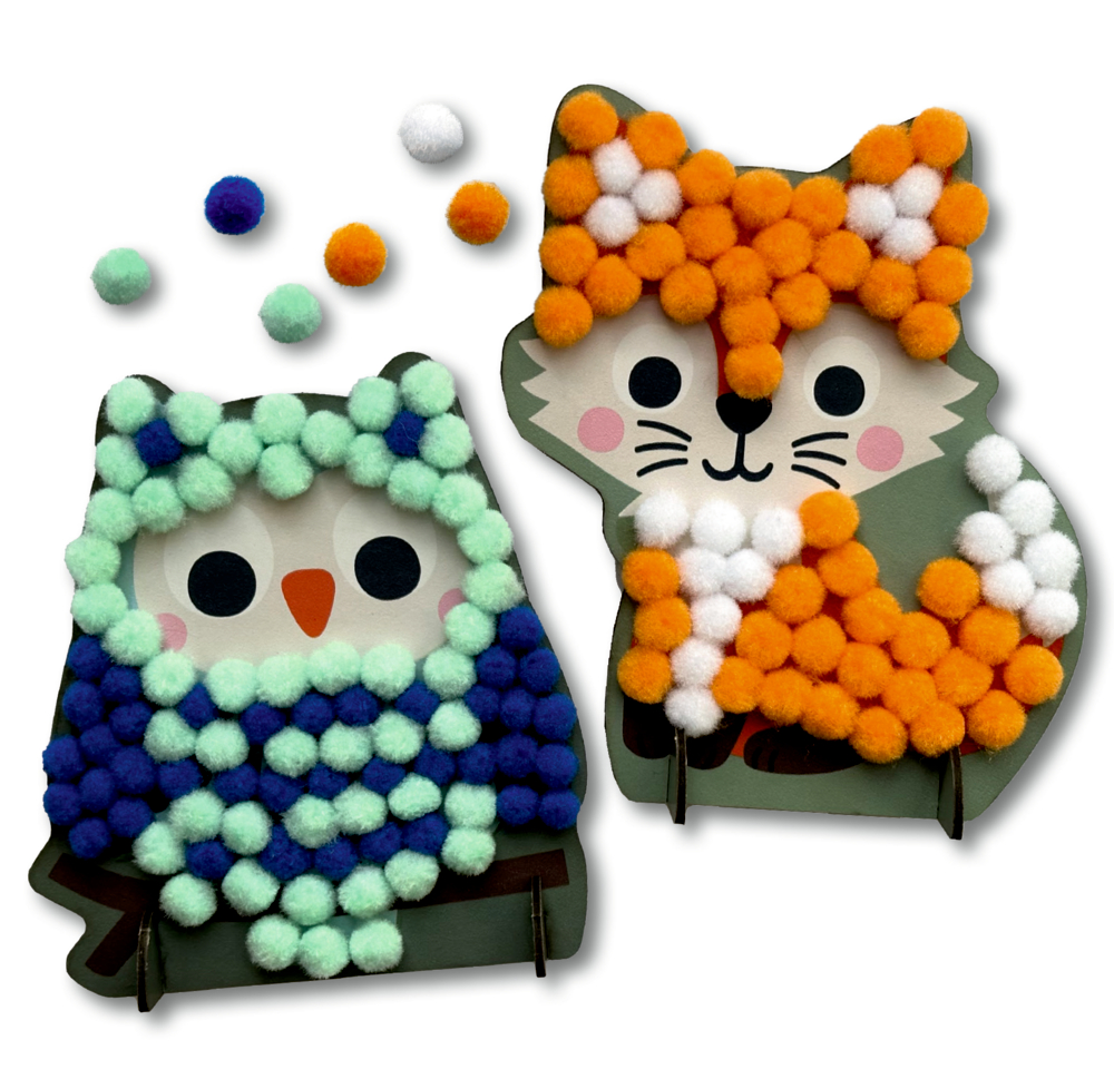 Bastelvorlagen in Form von Eule und Fuchs, teils mit bunten Pompons in Grün-, Blau-, Orange- und Weißtönen beklebt.