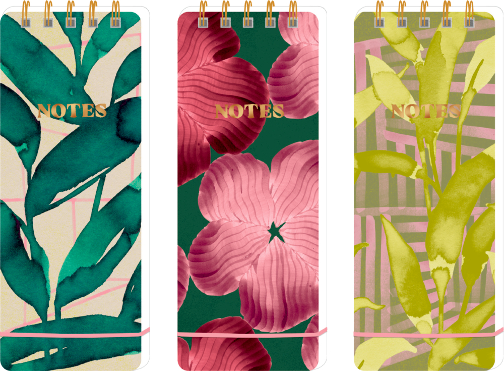 Drei Spiralblöcke mit Aufdruck „NOTES“, jeweils mit floralen Mustern in Grün, Rosa und Gelb auf farbigen Hintergründen.