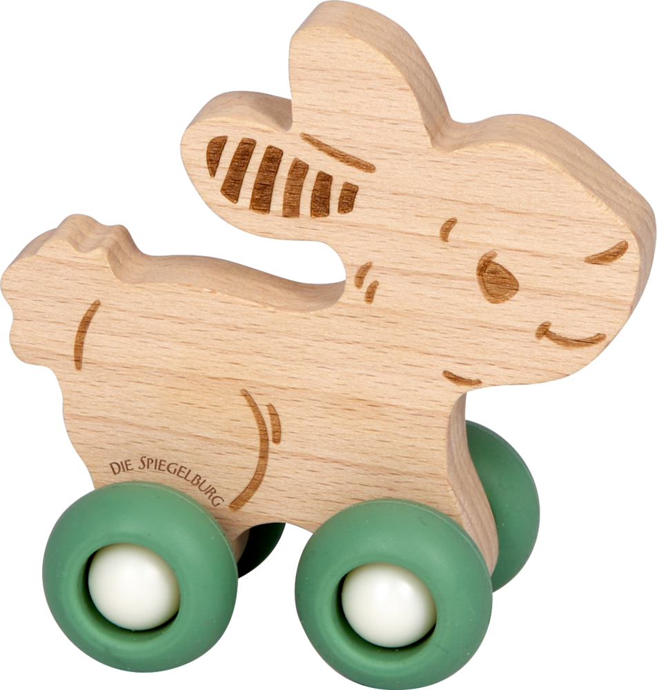 Holzspielzeug in Form eines Hasen mit vier grünen Rädern und gravierten Details.