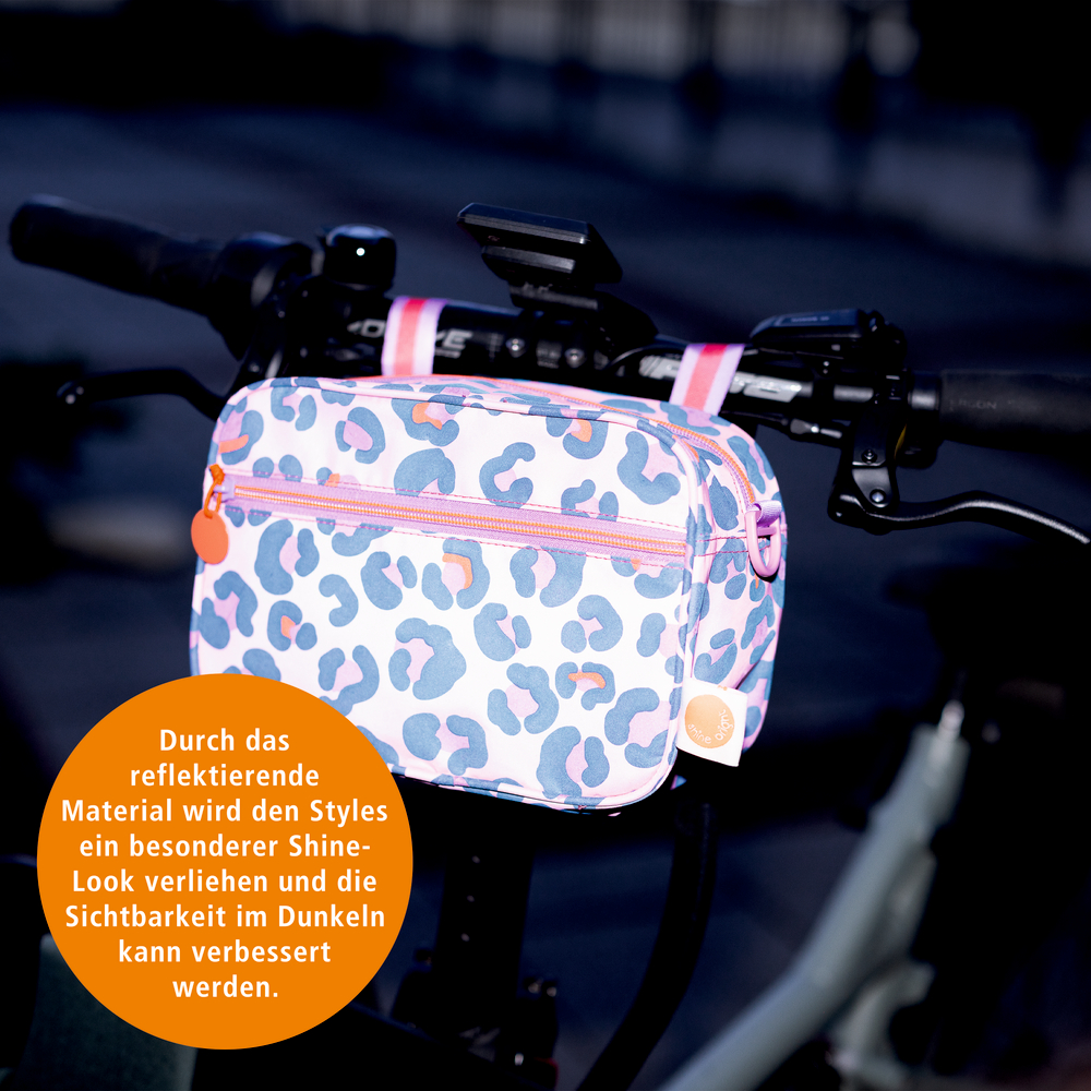 Reflektierende Lenkertasche mit Leopardenmuster und Reißverschluss, befestigt an einem Fahrradlenker.