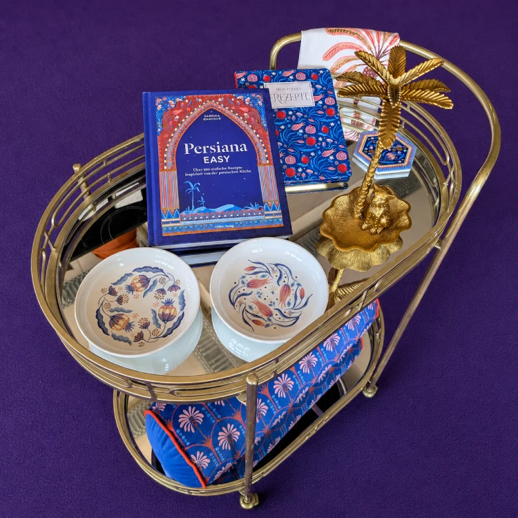 Orientalische Bücher und Accessoires auf einem goldenen Servierwagen