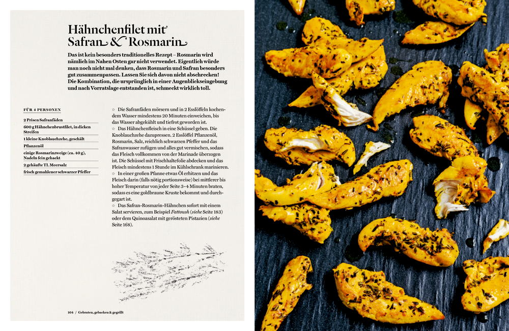 Hähnchenfilets mit Safran und Rosmarin auf dunklem Tablett neben einer Rezeptseite.