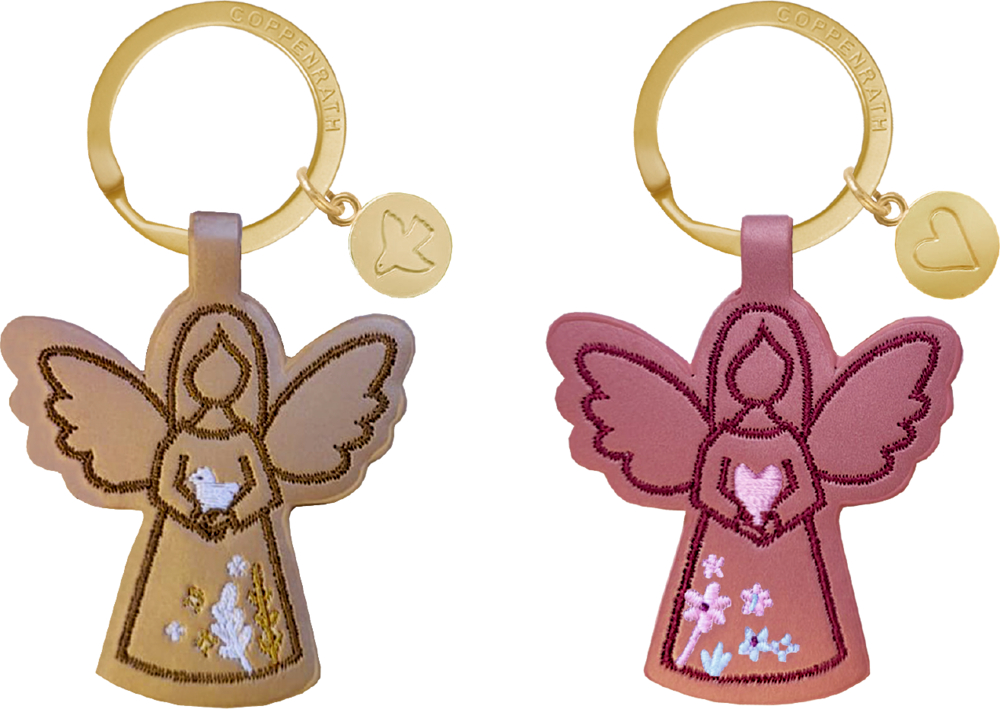 Zwei Schlüsselanhänger mit Engelmotiven, einer beige mit Vogelstickerei, einer rosa mit Herzstickerei, beide mit goldfarbenem Ring und Anhänger.