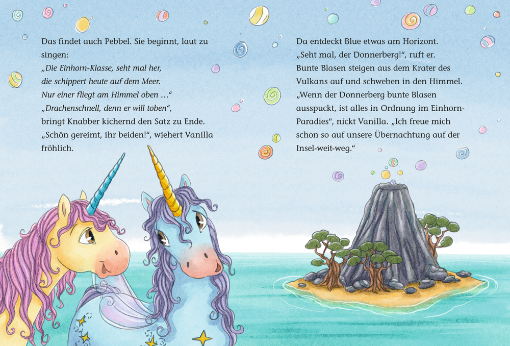 Zwei Einhörner stehen zusammen und blicken auf eine ferne Vulkaninsel unter einem hellen Himmel.