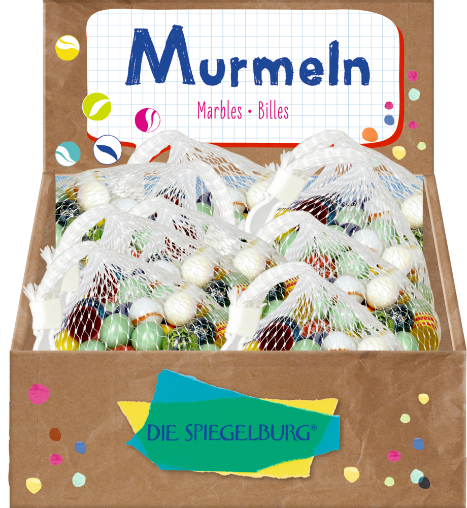 Mehrere Netzbeutel mit bunten Murmeln in einem braunen, bunt verzierten Papp-Display.