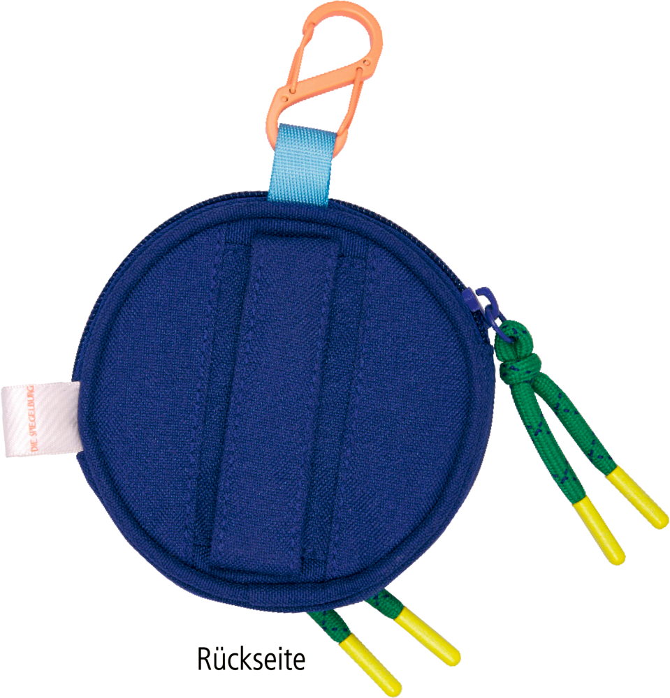 Runde blaue Stoffgeldbörse mit orangefarbenem Karabiner, zwei grünen Zippern und zwei Gürtelschlaufen auf der Rückseite.