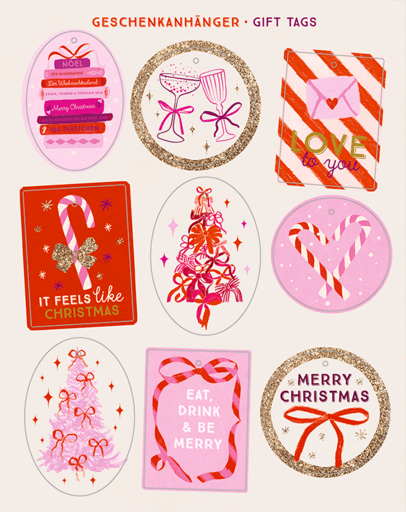 Neunteilige Sammlung bunter Geschenkanhänger mit Weihnachtsmotiven wie Zuckerstangen, Gläsern, Schleifen und Tannenbäumen.