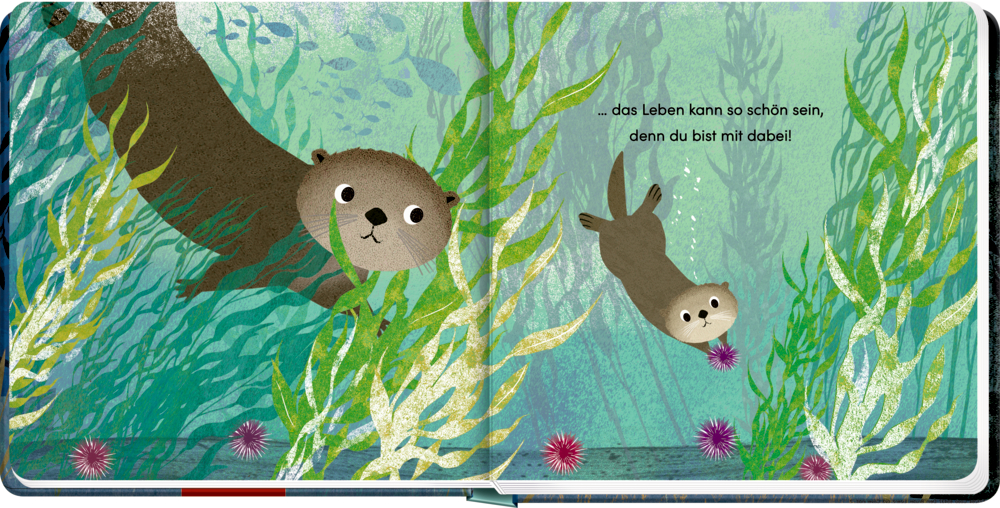 Zwei Otter schwimmen zwischen grünen Algen im Wasser, umgeben von lila Seeigeln und kleinen Fischen.