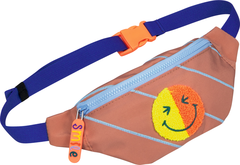 Pfirsichfarbene Bauchtasche mit blauem Reißverschluss, Smiley-Applikation und blauem Gurt mit orangener Schnalle.