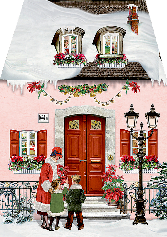 Frau mit zwei Kindern in Winterkleidung vor roter Haustür eines schneebedeckten Hauses mit Weihnachtsdekoration und Laterne.