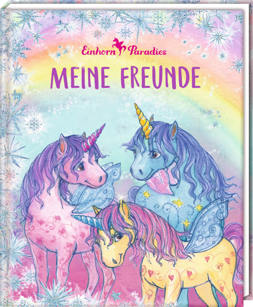 Drei bunte Einhorn-Pegasi vor Regenbogen und Schneeflocken. Text .