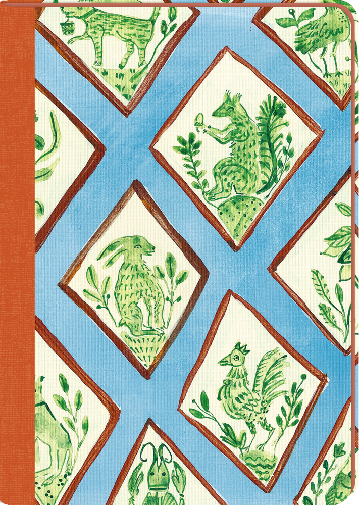 Notizbuch mit orangefarbenem Rücken und Muster aus grünen Tierzeichnungen in rautenförmigen Feldern auf blauem Hintergrund.