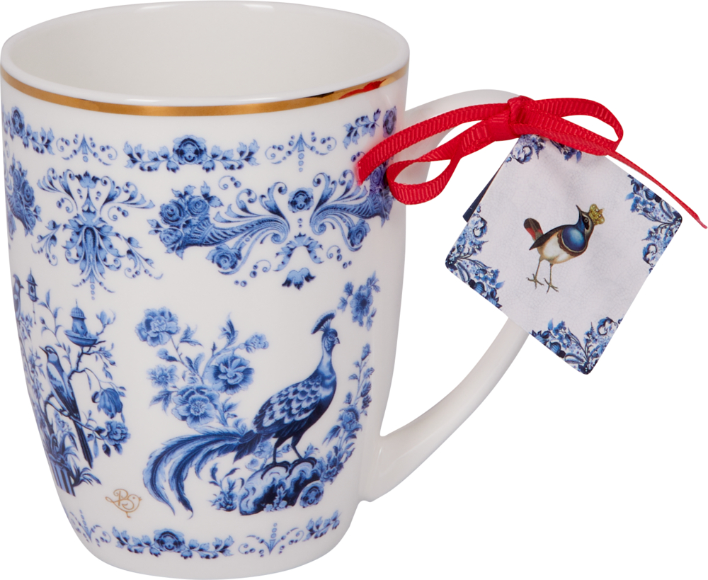 Weiße Tasse mit blauem Blumen- und Pfauenmuster, goldenem Rand, roter Schleife am Henkel und befestigtem Geschenkanhänger.