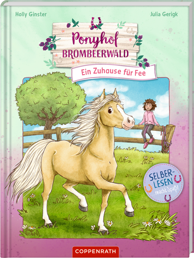 Ein cremefarbenes Pony läuft auf einer Wiese neben einem lächelnden Mädchen an einem Holzzaun.