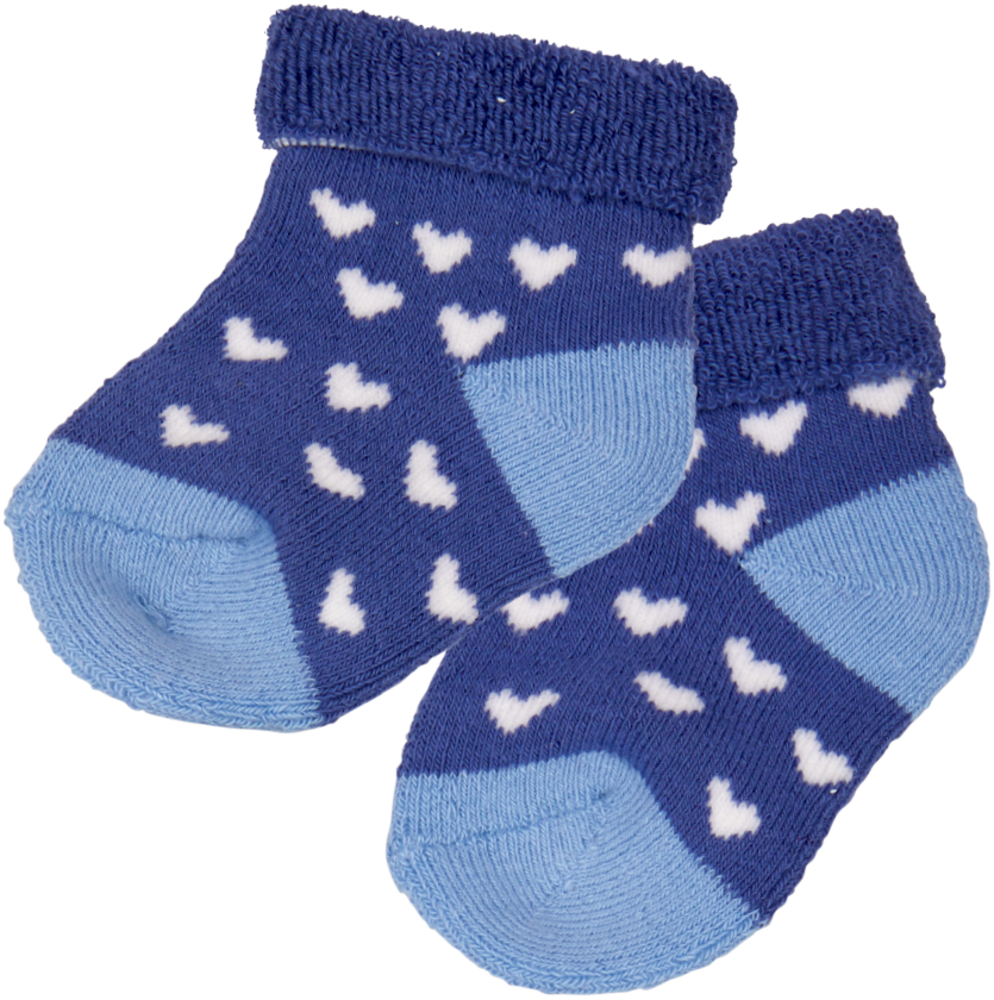 Blaue Babysöckchen mit weißem Herzmuster und dunkelblauem Bündchen.