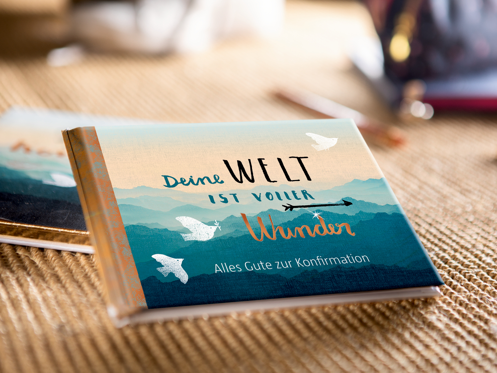 Buchcover zur Konfirmation mit Vögeln und Bergen. Text: „Deine Welt ist voller Wunder. Alles Gute zur Konfirmation.“.