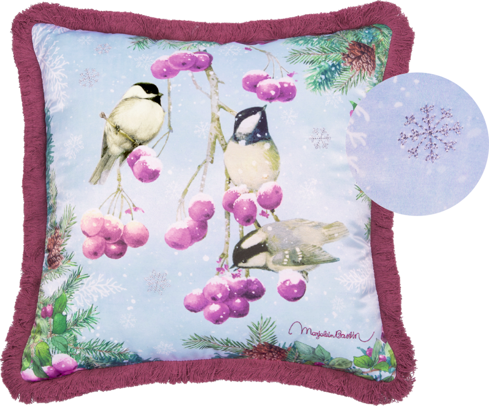 Quadratisches Kissen mit bordeauxfarbendem Fransenrand und Motiv aus Vögeln auf schneebedeckten Beerenästen vor blauem Hintergrund, hervorgehobene Nahansicht von den bordeauxroten Schneeflocken Stickereien.