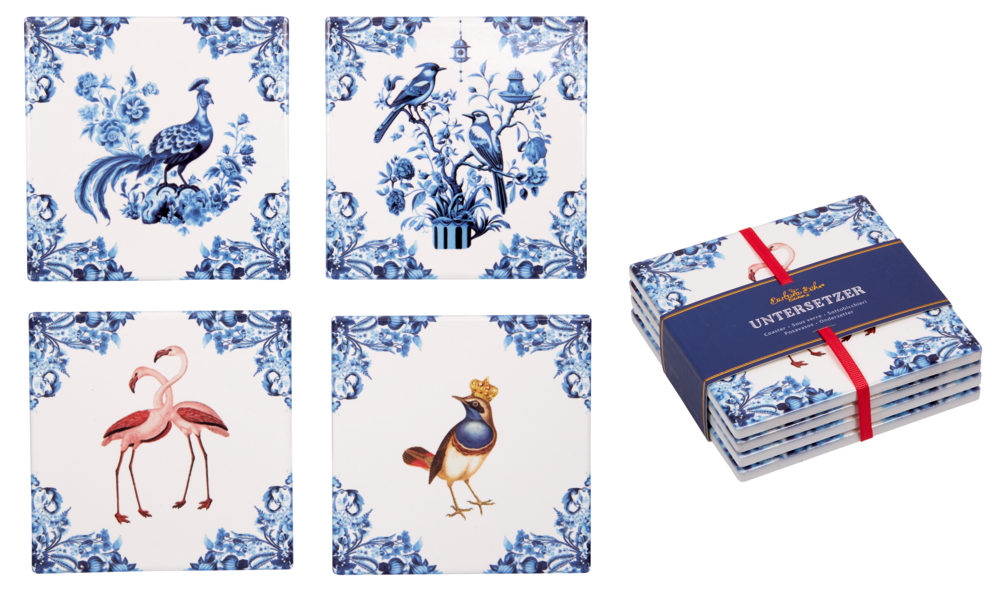 Set aus vier Untersetzern mit blauen Blumen- und Vogelmotiven, wobei ein Stapel mit einem roten Band zusammengehalten wird.