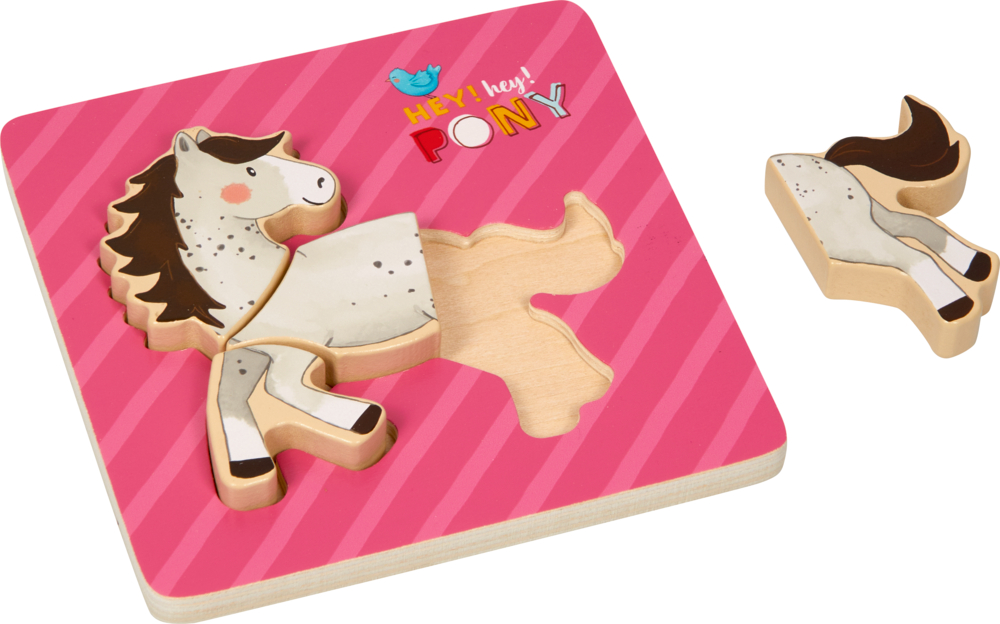 Ein Teil fehlt bei einem hölzernen Pony-Puzzle auf einem rosa gestreiften Brett mit der Aufschrift „Hey! Hey! PONY.“. Das fehlende Teil liegt daneben.
