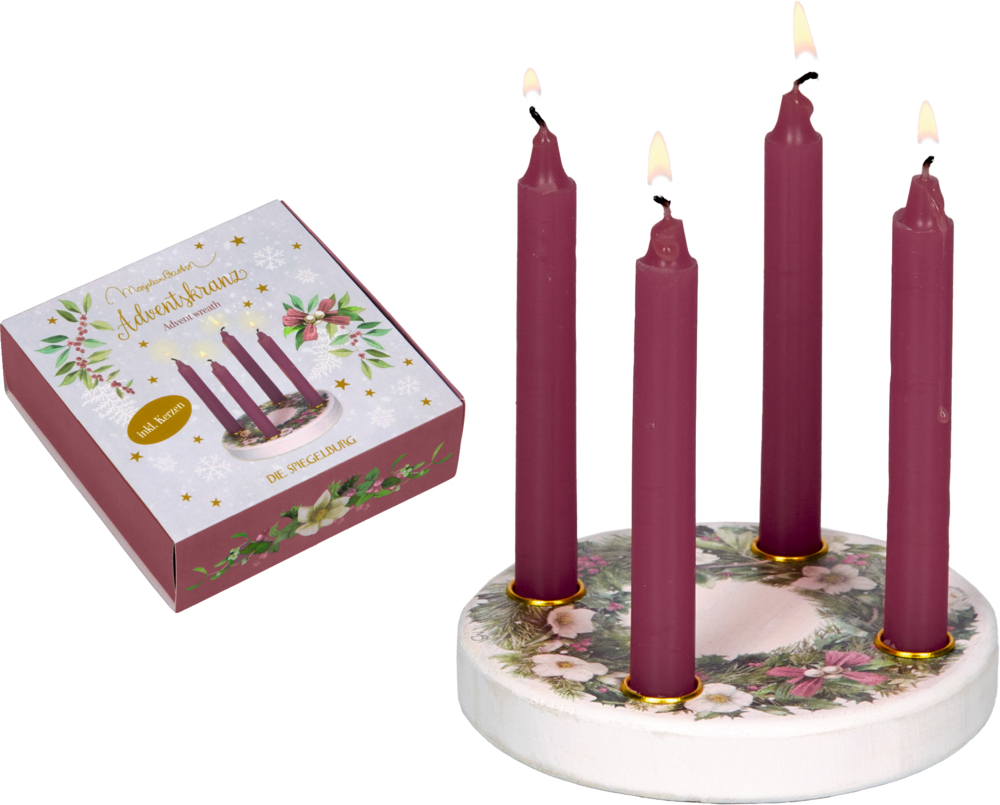 Runder Adventskranz mit floral gemusterter Basis und vier brennenden weinroten Kerzen, daneben passende Verpackung.