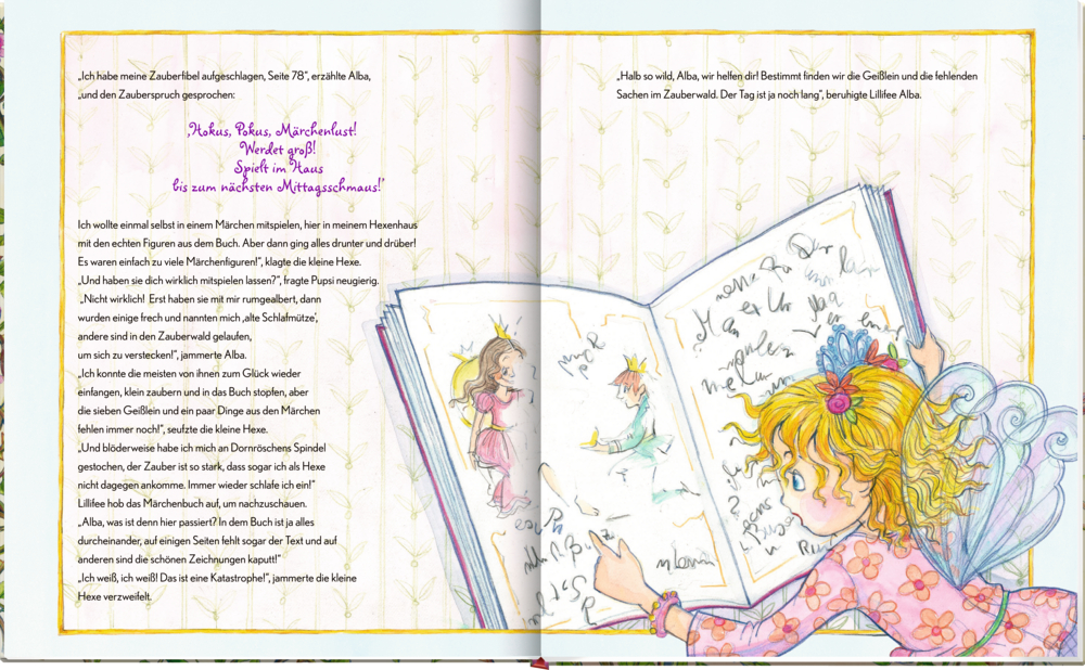 Eine blonde Fee blickt auf ein offenes Buch voller handgeschriebener Texte und Feenillustrationen, auf einer Innenansicht mit Text.