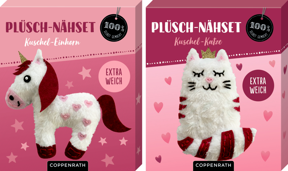 Zwei Plüsch-Nähsets mit Plüsch-Einhorn und Plüsch-Katze aus weißem Stoff mit roten Filzdetails auf pinkem Hintergrund.