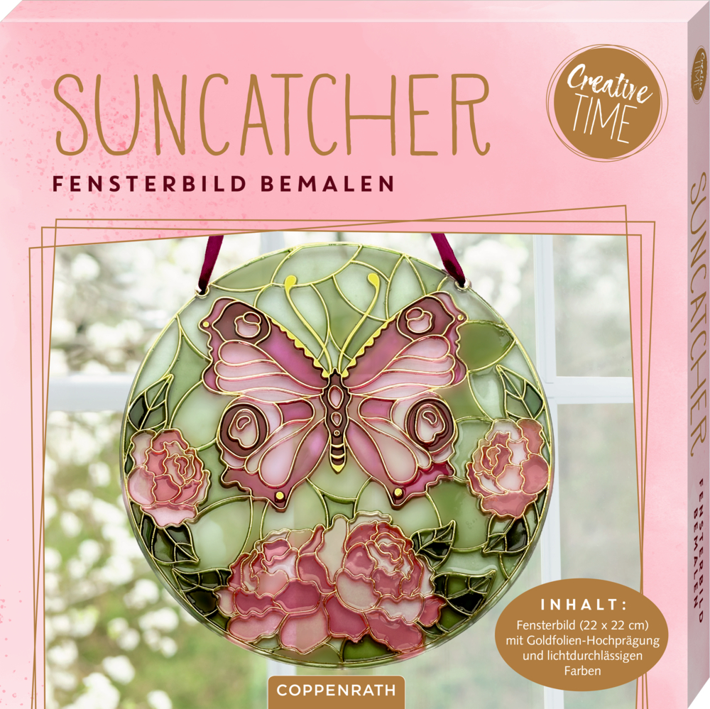 Umverpackung: Rundes Fensterbild mit pink-lila Schmetterling und rosa Blumen auf grünem Hintergrund, aufgehängt an berryfarbenem Band.