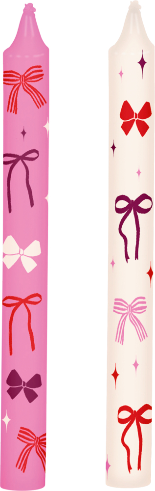 Zwei Stabkerzen, eine rosa und eine cremefarbene, mit Schleifen- und Sternmustern in Rot-, Rosa- und Lilatönen.