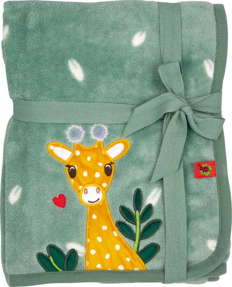 Grüne Babydecke mit gelber Giraffe zu einem Päckchen gebunden.