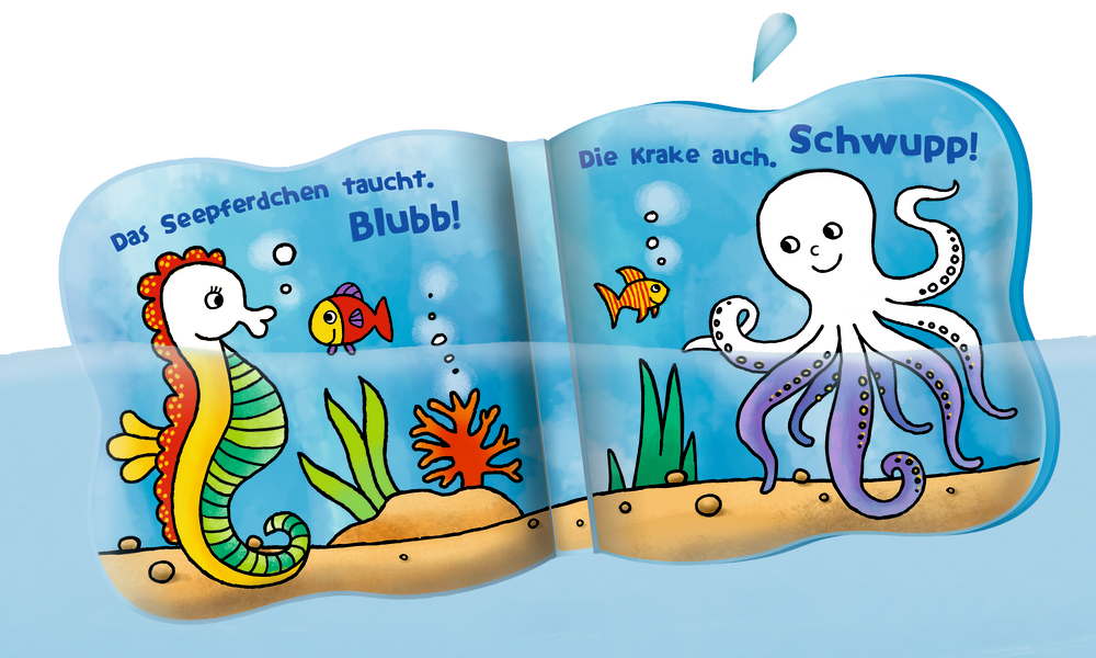 Aufgeschlagenes Badebuch mit Seepferdchen, Fischen und Oktopus wird ins Wasser gehalten, so dass sich die Motive bunt einfärben.