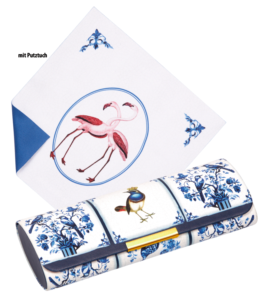 Blau-weißes Brillenetui mit Blumenmuster und Vogel neben einem Brillenputztuch, das mit zwei rosa Flamingos verziert ist.