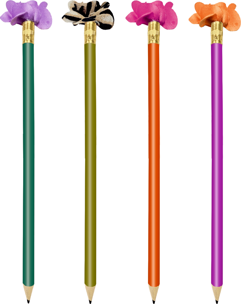 Vier Bleistifte in Grün, Oliv, Orange und Violett mit Blumenaufsätzen aus Stoff in verschiedenen Farben.