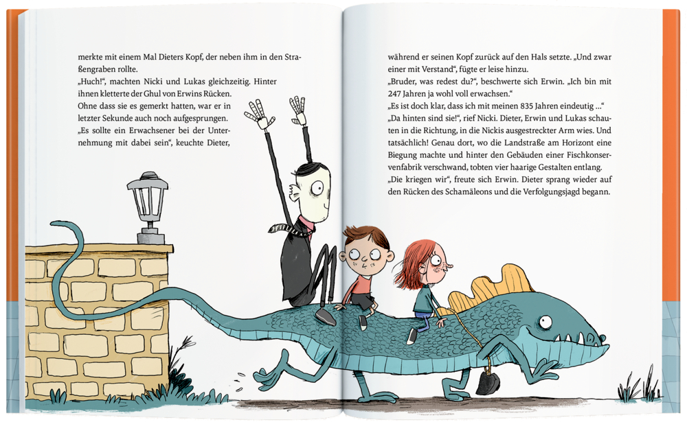 Zei Kinder und eine Fantasiefigur reiten auf einem freundlichen blauen Drachen den Bürgersteig entlang.
